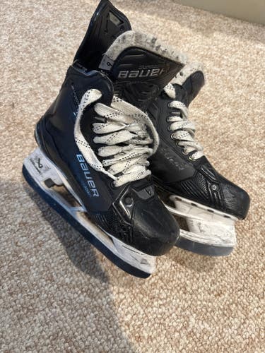 Black 2024 Bauer Supreme Shadow Hockey Skates Regular Width 6 (Used)