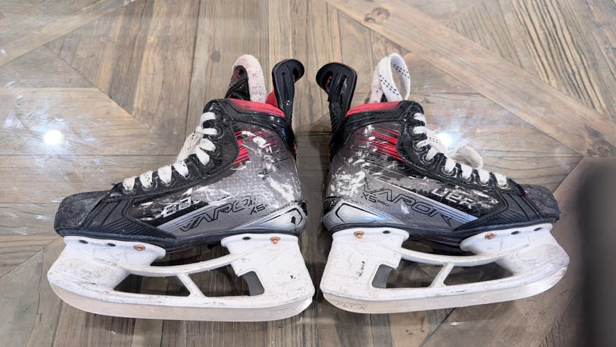 Black 2023 Bauer Vapor X5 Pro Hockey Skates Regular Width Size 1 (Used)