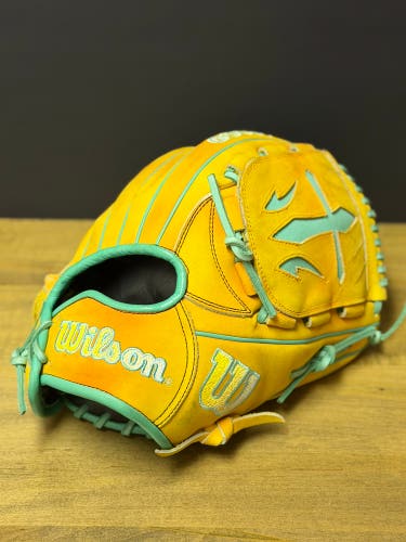 Rare 1/1 custom Wilson A2000 RH Pitcher's Baseball Glove 12" (New)