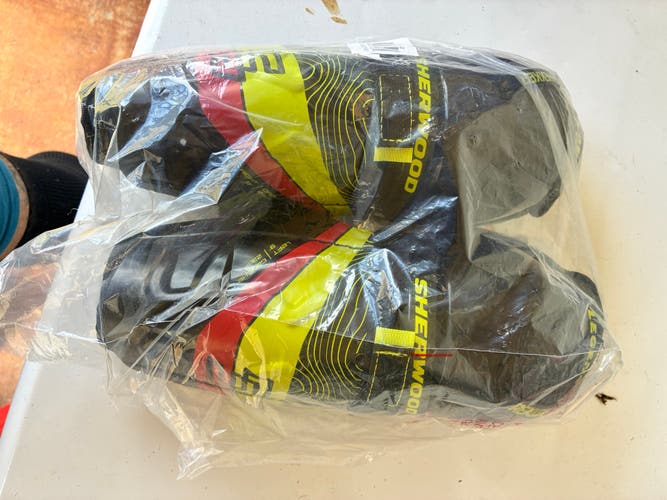 Junior Sher-Wood Rekker Legend 4 9" Shin Pads (New)