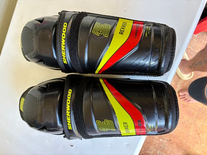 Junior Sher-Wood Rekker Legend 4 10" Shin Pads (Used)
