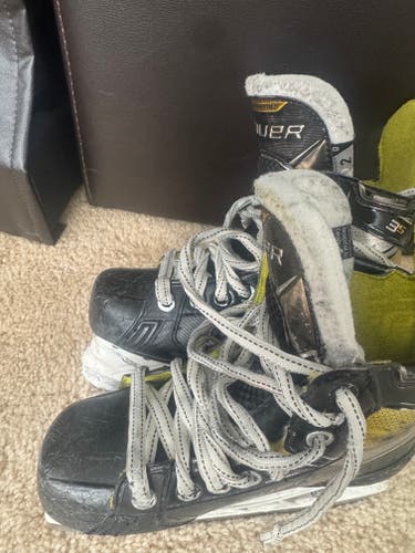 Black Bauer Supreme 3S Hockey Skates (Used) size 2D