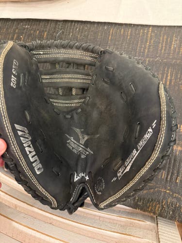Mizuno RH Catcher's Softball Glove 32.5" (Used)