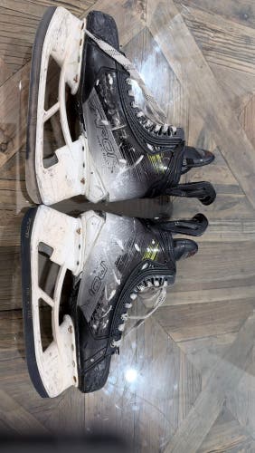2023 Bauer Vapor Hyperlite 2 Hockey Skates 6.5 (Used)