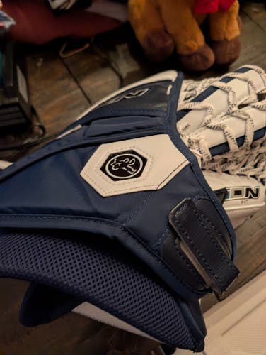Vaughn Ion Regular Intermediate Catching Glove- White/Navy