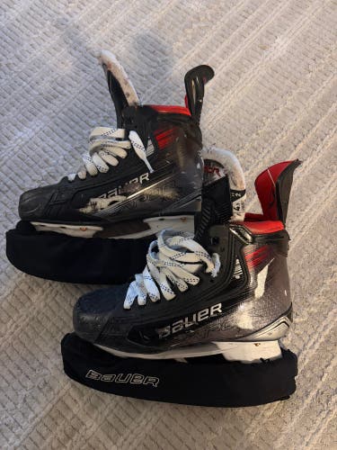 2023 Bauer Vapor X5 Pro Hockey Skates Regular Width Size 4.5 (Used)