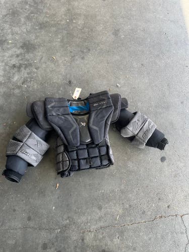 Intermediate Extra Small Bauer Elite Goalie Chest Protector (Used)