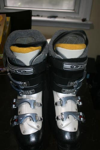 Mondo 24.5 Women's Size 7 Salomon Ski Boots
