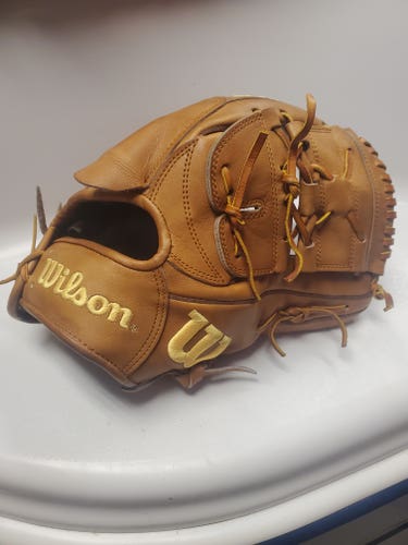 Wilson RH Pitcher's A2000 B2 Baseball Glove 12" (Used)