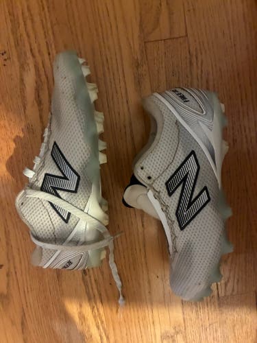 Size 6 New Balance Freeze v5 (Used)