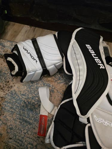 Small Bauer Vapor X900 Goalie Chest Protector (Used)