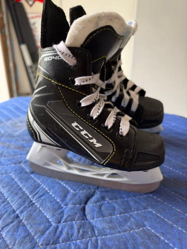 2018 CCM Tacks 9040 Hockey Skates Regular Width 9 (Used)