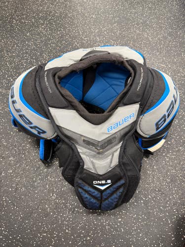 Used Bauer ONE.8 Senior Shoulder Pads MD 11849-S000045035