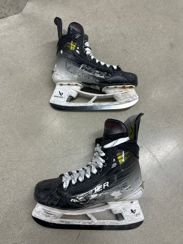 2023 Bauer Vapor Hyperlite 2 Hockey Skates 8 (Used)