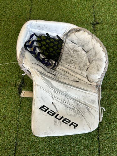Senior Bauer Vapor X5 Pro Regular Goalie Glove (Used)