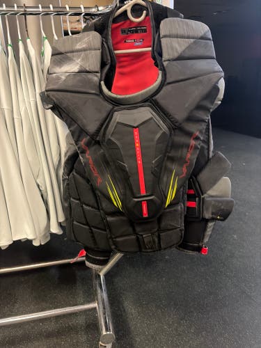 XL Bauer Vapor Hyperlite 2 Goalie Chest Protector (Used)