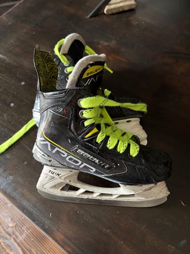 Black Bauer Vapor 3X Hockey Skates Regular Width Size 1.5 (Used)