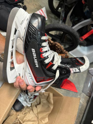 2025 Bauer Vapor Fly30 Hockey Skates Regular Width Size 2 (Used)