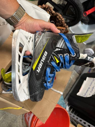 2023 Bauer Vapor X4 Hockey Skates Regular Width Size 2 (Used)