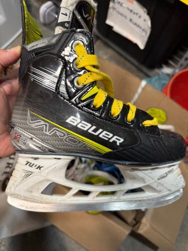 2023 Bauer Vapor X4 Hockey Skates Regular Width Size 1 (Used)