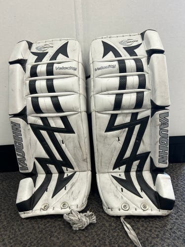 Junior 28"+1 Vaughn Velocity 7200 Goalie Leg Pads (Used)