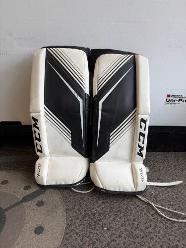 Youth 22" CCM YTFlex 2 Goalie Leg Pads (Used)