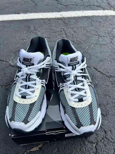 Black Men's Size M 9.5 (W 10.5) Adult Nike Zoom Vomero Shoes (Used)