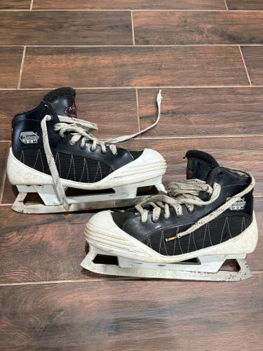 CCM Tacks 452 Hockey Goalie Skates 9 (Used)