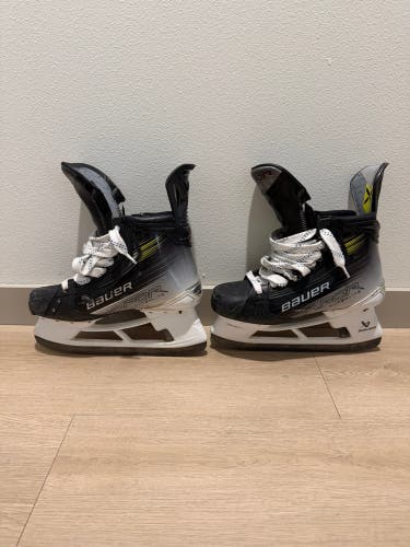 2023 Bauer Vapor Hyperlite 2 Hockey Skates Regular Width 7.5 (Used for Coaching)