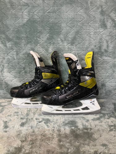 Intermediate Bauer Supreme 3S Hockey Skates Size 4 (Used)