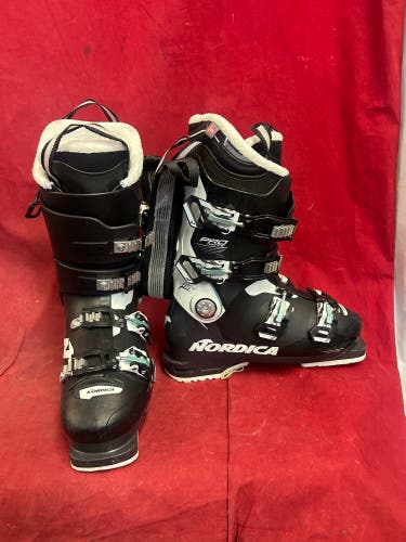 Mondo 25 & 25.5 Unisex Nordica Ski Boots Soft Flex (Used)