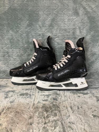 Intermediate Bauer Supreme Shadow Hockey Skates Size 5.5 (Used)