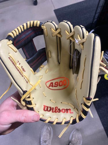 Wilson A900 RH Baseball Glove 11.5" (New)