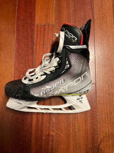 2021 Bauer Vapor Hyperlite Hockey Skates Wide Width 6 (Used)