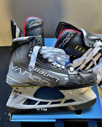 Bauer Vapor Hyperlite Hockey Skates 7.5 (Used)