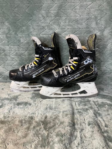 Junior Bauer Supreme M40 Hockey Skates Regular Width Size 2 (Used)