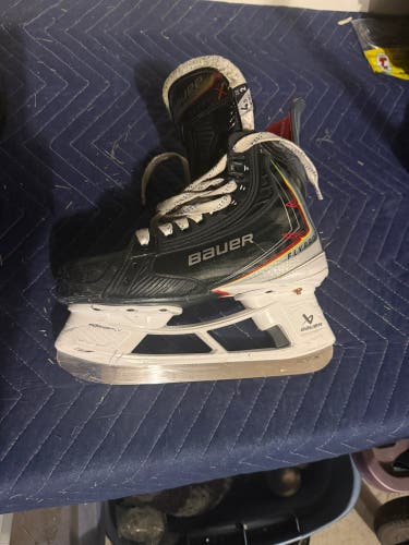 Black 2025 Bauer Vapor Flypro Hockey Skates Size 4.5 (Used) with Bauer Inserts and Fly-X Blades