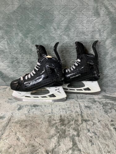 Intermediate Bauer Supreme Mach Hockey Skates Size 4.5 (Used)