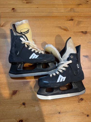 Black/White 1983 Hockey Skates Regular Width Size 4 (Used)