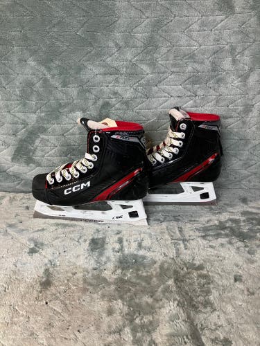 Junior CCM Extreme Flex E6.5 Hockey Goalie Skates Regular Width Size 2 (Used)