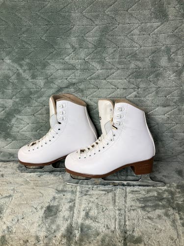 White Jackson Ultima Excel Figure Skates Junior 2 (Used)