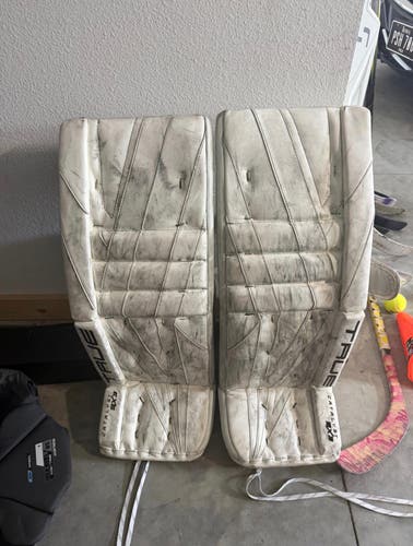 33" True Catalyst 9X3 Goalie Leg Pads (Used)