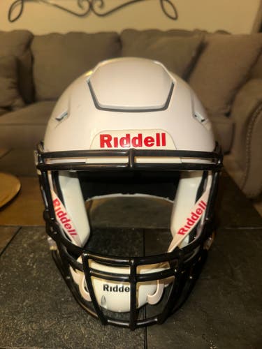 White Youth Medium Riddell SpeedFlex Helmet (Used)