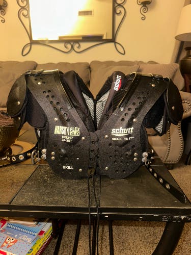Small Youth Schutt Varsity Flex 4.0 Shoulder Pads (New)