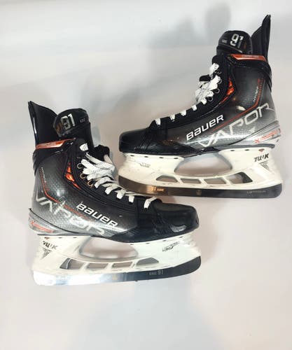 Bauer Vapor Hyperlite Hockey Skates Regular Width Pro Stock 10 (Used)
