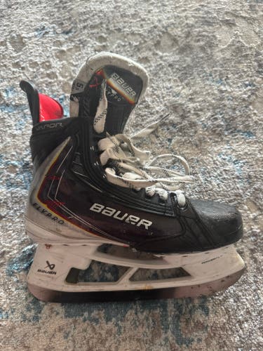 2025 Bauer Vapor Flypro Hockey Skates Size 5.5 (Used)