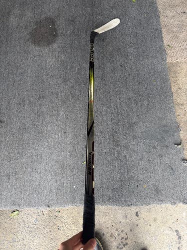 Junior Bauer Vapor Hyperlite 2 Right Handed Hockey Stick P28 50 Flex (Used)