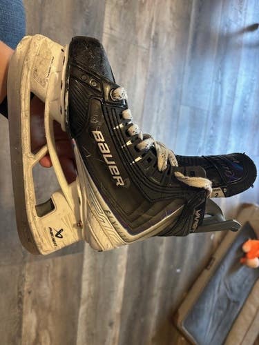 Black/White 2025 Bauer Vapor Flylite Hockey Skates Regular Width Size 2 (Used)