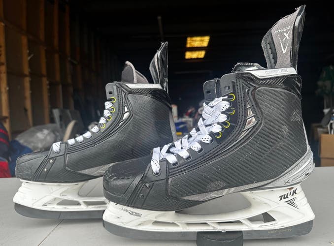 2021 Bauer Vapor Hyperlite Hockey Skates Wide Width Pro Stock 10.5 (Used)