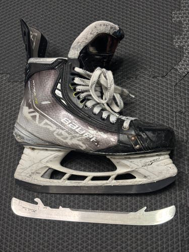Bauer Vapor Hyperlite size 8.5 Pro Stock Hockey Skates Regular Width